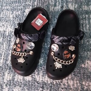 Skeevhers Black Clogs with Gold and Silver Charms Size 7